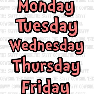 Puede incluir: Un diseño gráfico que presenta los días de la semana, de lunes a viernes, en una fuente rosa audaz con contornos negros. El texto está superpuesto sobre un fondo blanco con un patrón repetitivo de las palabras "The Savvy Cowgirl".