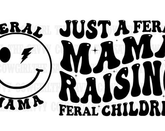 以下が含まれることがあります： 「Just a Feral Mama Raising Feral Children」というテキストが書かれた白黒のグラフィックデザイン。テキストはレトロなフォントスタイルで、片目に稲妻が入ったスマイリーフェイスと、その下に「Mama」という単語が書かれています。