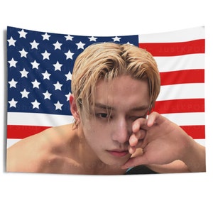ZB1 Jiwoong im Pool amerikanische Flagge, Zerobaseone Jiwoong amerikanischer Wandteppich, Zerobaseone Yura Yura, Zerobaseone Sweat, ZB1 Feel The Pop