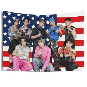Członkowie SKZ JJAM Group Photo Flaga amerykańska, Członkowie Stray Kids American Tapestry, Stray Kids Ate, Góry SKZ, Sprawiasz, że Stray Kids zostają