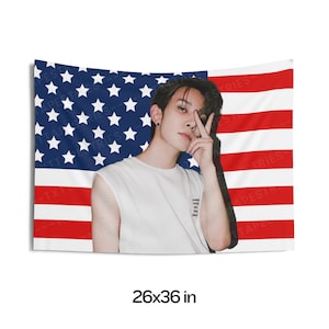 Heeseung w białej, bezrękawnikowej amerykańskiej fladze, baner koncertowy Enha, flaga Enha Kpop, Enha Desire Unleash, światowa trasa koncertowa Enha