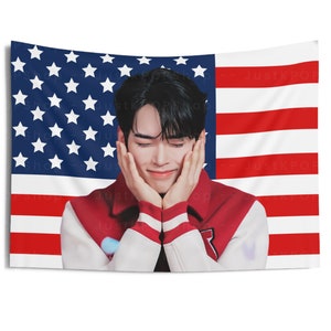 ZB1 Hanbin Entzückende Pose Amerikanische Flagge, Zerobaseone Hanbin Amerikanischer Wandteppich, Zerobaseone Yura Yura, Zerobaseone Sweat, ZB1 Feel The Pop