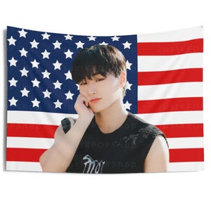 Ateez San Aegyo Pose Amerikanische Flagge, Ateez Konzertbanner, Ateez Kpop Flagge, Goldene Stunde Teil 2, Ateez Wille an die Macht, Ateez Welttournee