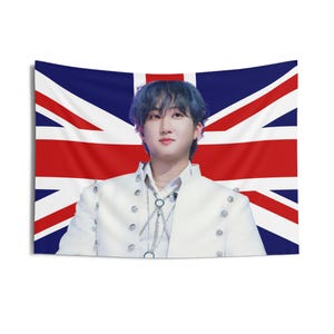 Changbin w białym garniturze, flaga brytyjska, SKZ Changbin, gobelin brytyjski, Stray Kids Ate, góry SKZ, sprawiasz, że Stray Kids zostają