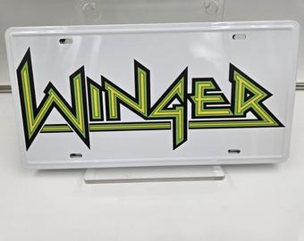 Placa personalizada para automóvil Kip Winger (logotipo estilo Sahara) 3 colores