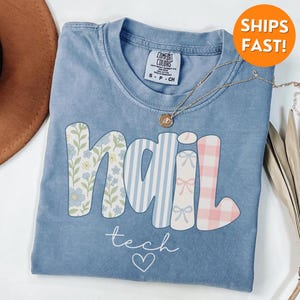 Comfort Colors® ネイルテックシャツ、ネイルテックTシャツ、ネイルテック卒業式、ネイルテックスウェットシャツ、ネイルテクニシャンシャツ、ネイリストギフト、Tシャツ