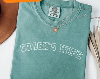 Comfort Colors Trenerzy Żona, koszulka żony trenera, koszulka żony trenera baseballu, żona trenera piłki nożnej, żona trenera koszykówki, zaklepują sobie trenera