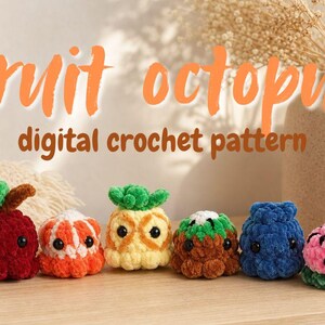 Könnte beinhalten: Sechs kleine gehäkelte Oktopus-Plüschfiguren in fruchtigen Designs, darunter Kirsche, Orange, Ananas, Kiwi, Blaubeere und Wassermelone. Der Text "fruit octopus digital crochet pattern" steht über den farbenfrohen Garnfiguren.