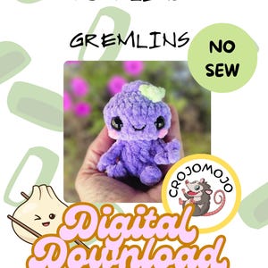 Pode incluir: Um peluche de crochê roxo com grandes olhos pretos, um pequeno sorriso e bochechas rosadas. A imagem inclui o texto DUMPLING GREMLINS, NO SEW e Digital Download, juntamente com um logótipo de gambá e uma ilustração de um dumpling.