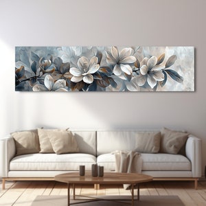Può includere: Una stampa su tela orizzontale lunga che presenta un primo piano di fiori bianchi con accenti marroni e blu. I fiori sono disposti a grappolo e sembrano essere in fiore.
