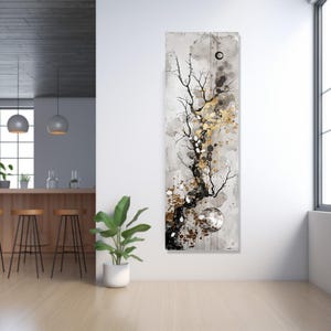 Puede incluir: Impresión artística abstracta vertical que presenta un árbol con ramas negras, detalles dorados y blancos, y un fondo gris. La obra de arte incluye una luna y un sol. La pintura se exhibe en un entorno interior moderno.
