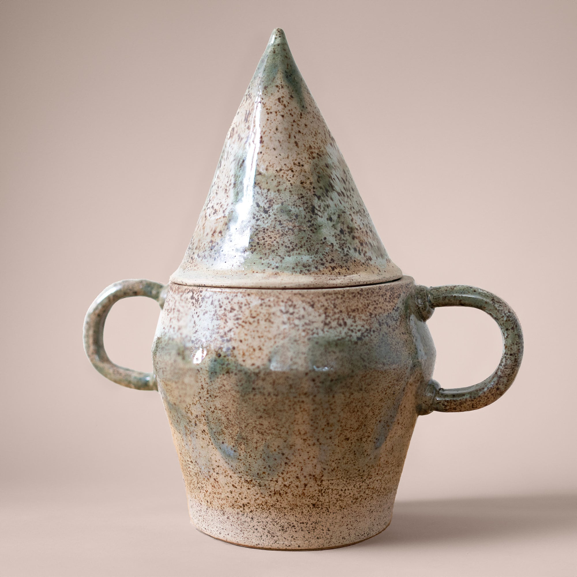 pot en céramique fabriqué à la main avec un couvercle pointu idiot - récipient de rangement unique poterie artisanale, accent décoratif
