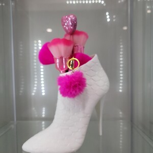 Chic High-Heel Boot Brush Holder – Stylish Organizer for Makeup Brushes or Floral Arrangements