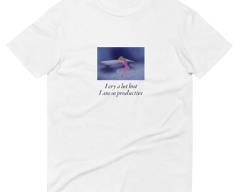 Puede incluir: Una camiseta blanca con una imagen de dibujos animados de una mujer sentada en una mesa con el texto "Lloro mucho pero soy muy productiva".