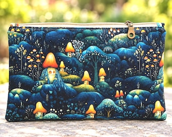 Può includere: Una pochette rettangolare con cerniera caratterizzata da un motivo paesaggistico forestale blu scuro e verde acqua con case luminose a forma di fungo arancione. Il design del tessuto include colline, alberi stilizzati e piccole piante.
