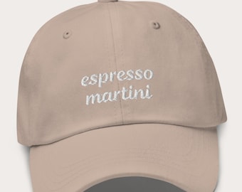 Puede incluir: Una gorra de béisbol beige con el texto "espresso martini" bordado en blanco en la parte delantera.