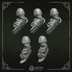 Può includere: Cinque modelli in miniatura grigi e dettagliati di braccia meccaniche artigliate. Ogni braccio presenta una spalla arrotondata, un braccio segmentato e una mano artigliata. Le braccia hanno intricati dettagli meccanici, probabilmente per un progetto di miniature o modelli.