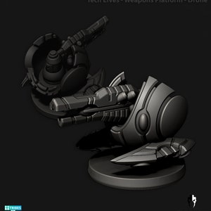 Puede incluir: Plataforma de armas de dron gris oscuro con el texto "Tech Elves - Weapons Platform - Drone". El diseño futurista presenta múltiples cañones y una base circular. La plataforma está diseñada para juegos de miniaturas.