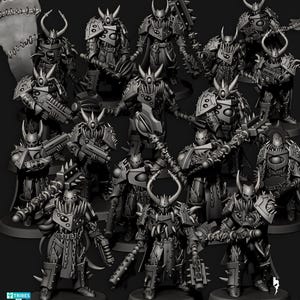 Puede incluir: Una colección de figuras en miniatura detalladas en escala de grises de guerreros blindados con cascos con cuernos y varias armas. Las figuras están posando en una variedad de posturas, sugiriendo acción y combate. El tema general es la fantasía o la ciencia ficción.