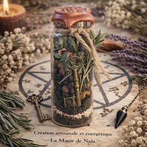 Peut inclure: Une bouteille en verre transparente remplie d'herbes, de graines et d'une clé ancienne, scellée avec un bouchon de cire marron et attachée avec de la ficelle. La bouteille est entourée de fleurs séchées et d'une clé décorative. Le texte sur l'image se lit : "Création artisanale et énergétique - La Magie de Naïa."