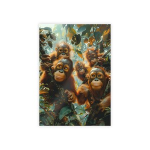 Orang-Utan-Familie im üppigen Blätterdach – Herzerwärmendes Wildtier-Glanzposter für Serene Home Decor
