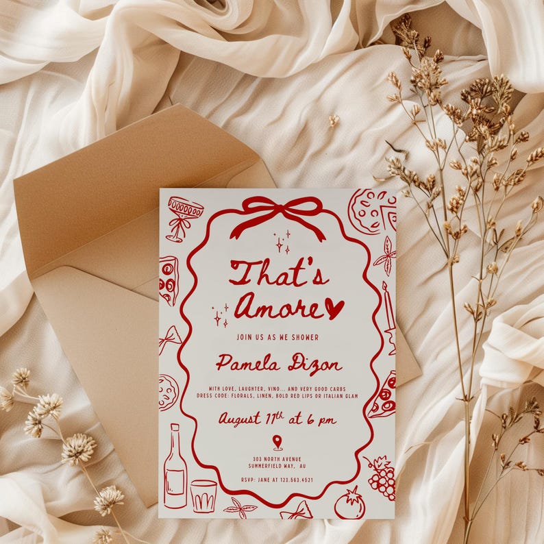 以下が含まれることがあります： 「That's Amore」と書かれた赤い装飾テキストが特徴のベージュ色の招待状。 日付、時間、場所などのイベントの詳細と、イタリア料理と飲み物のイラストが含まれています。 招待状はベージュ色の背景に配置されています。