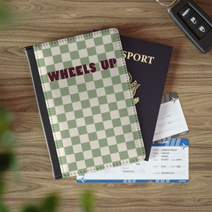 Cubierta de pasaporte Wheels Up, estuche de pasaporte, accesorios de viaje, titular de pasaporte, regalos de viaje, accesorios de viaje retro, ideas de regalos de luna de miel