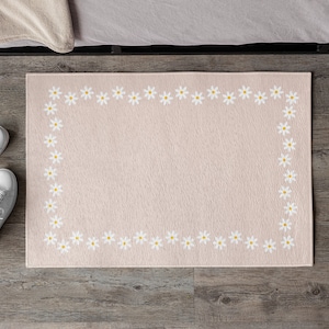 Daisy Boarder Rug for Dorm and Bedroom, Bedroom decor, Daisy Boarder pattern, Dorm Room Essentials, Cute Daisy Rug, Clean Girl Aesthetic
