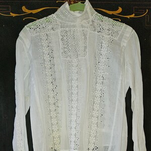 Blusa de batista blanca de principios de 1900