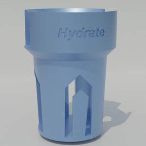Puede incluir: Un portavasos de plástico azul claro con la palabra "Hydrate" impresa en la parte superior. El portavasos tiene un diseño único con recortes en los lados.