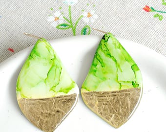 Groene en gouden oorbellen | Harssieraden | Gedurfde oorbellen | Gouden accent | Groene hangoorbellen | Elegante oorbellen | Statementoorbellen