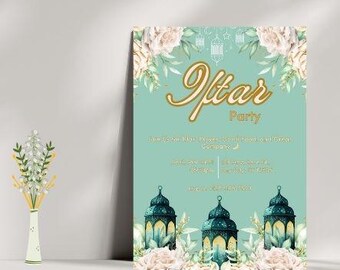 Op de afbeelding: Een lichtblauwe uitnodiging met gouden tekst die "Iftar Party" zegt. De uitnodiging is versierd met witte bloemen, groene bladeren en gouden lantaarns. De tekst zegt "Bewaar de datum voor het Iftar-diner en de avond met familie en vrienden".