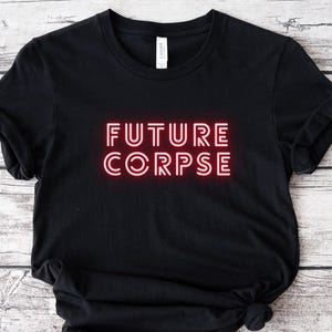 Future Corpse T-shirt, mörk humor Goth-t-shirt, kistor för begravningsbyrå, gamla människor, rolig neonskylt, Beetleguise, existentiell kris