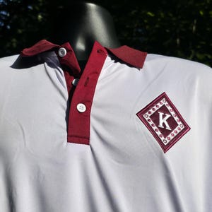 Kappa Alpha Psi Floating K Golf Poloshirt, Brüderlichkeits-Kleidung, griechische Lebenskleidung, Nupe besticktes Poloshirt, Kappa-Poloshirt, Kappa-Utensilien
