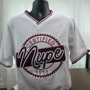 Kappa Alpha Psi zertifiziert Nupe Weiß Jersey mit V-Ausschnitt - Herren Jersey mit V-Ausschnitt, Brüderlichkeit Bekleidung, griechische Lebenskleidung, Nupe Shirt, Kappa V-Ausschnitt