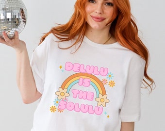 Camiseta Delulu, camiseta Delulu es Solulu, camiseta Ser Delulu es Solulu, camiseta Delusion Era, camiseta Manifest, camiseta Delulu Era, camiseta divertida