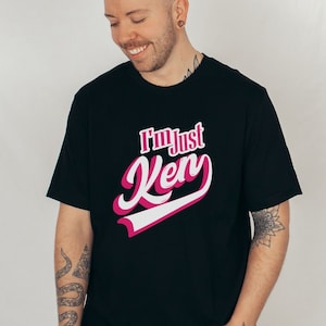 Camiseta Just Men, camiseta Ken, camiseta Ken, camiseta de película, regalo de novio, camiseta divertida de película, camiseta He's Just, camiseta de fiesta, camiseta de muñeca