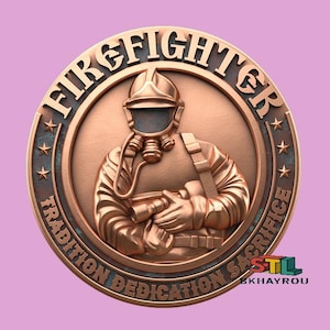 Peut inclure: Une pièce de monnaie de couleur bronze avec le mot "FIREFIGHTER" en arc de cercle en haut. La pièce représente un pompier en uniforme, avec les mots "TRADITION DEDICATION SACRIFICE" en bas. La pièce a un fond rose.