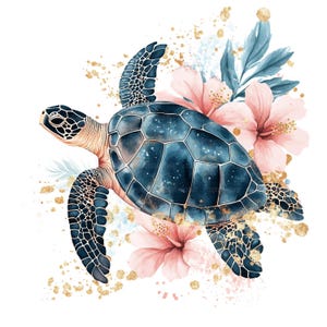 Pu&ograve; includere: Un dipinto ad acquerello di una tartaruga marina blu con accenti dorati che nuota tra fiori di ibisco rosa e glitter dorato.