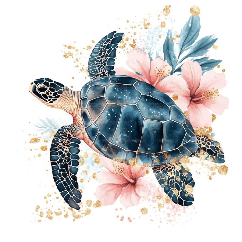 Pu&ograve; includere: Un dipinto ad acquerello di una tartaruga marina blu con accenti dorati che nuota tra fiori di ibisco rosa e glitter dorato.