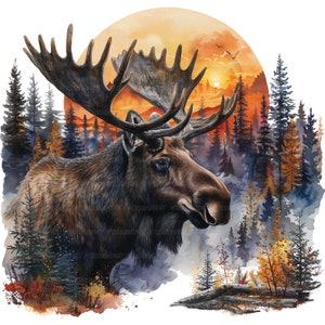 Puede incluir: Una pintura de acuarela de un alce de pie en un bosque con una puesta de sol en el fondo. El alce es marrón con grandes astas y mira hacia la derecha. El bosque está formado por árboles altos de color verde oscuro con algunas hojas amarillas y naranjas. La puesta de sol es de un color naranja y amarillo brillante con algunas nubes.