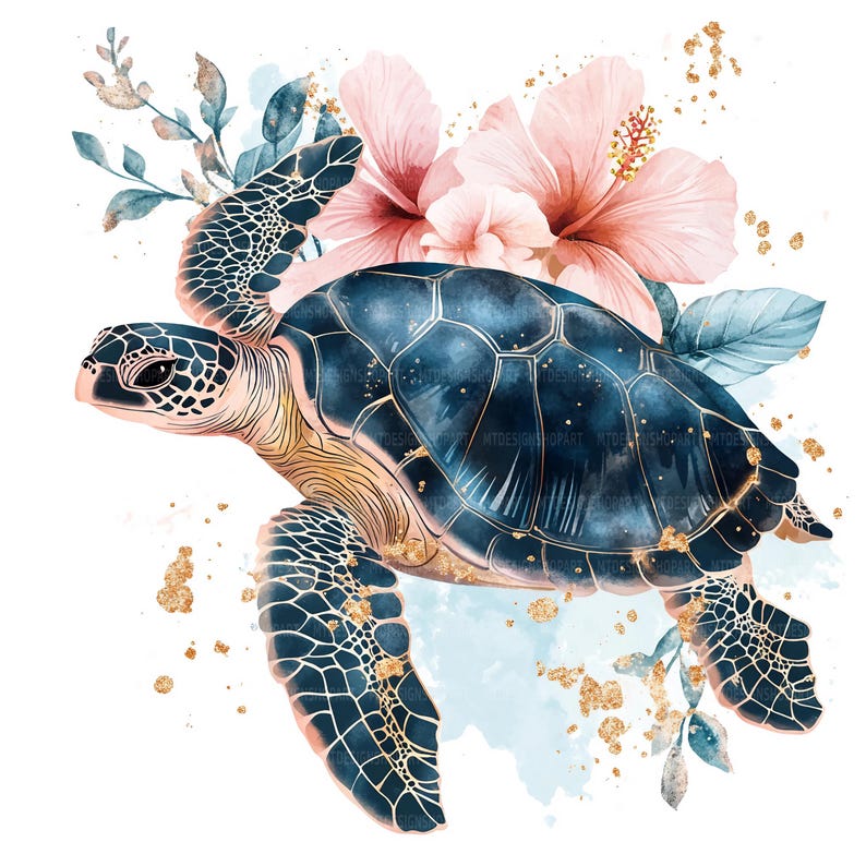 Pu&ograve; includere: Un'illustrazione ad acquerello di una tartaruga marina blu con accenti dorati che nuota in uno sfondo acquerello blu e oro con fiori di ibisco rosa.