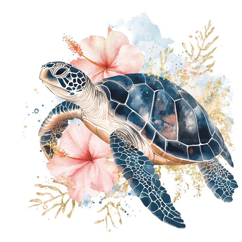 Pu&ograve; includere: Un dipinto ad acquerello di una tartaruga marina con un guscio blu e nero, circondato da fiori di ibisco rosa e dettagli in foglia d'oro.