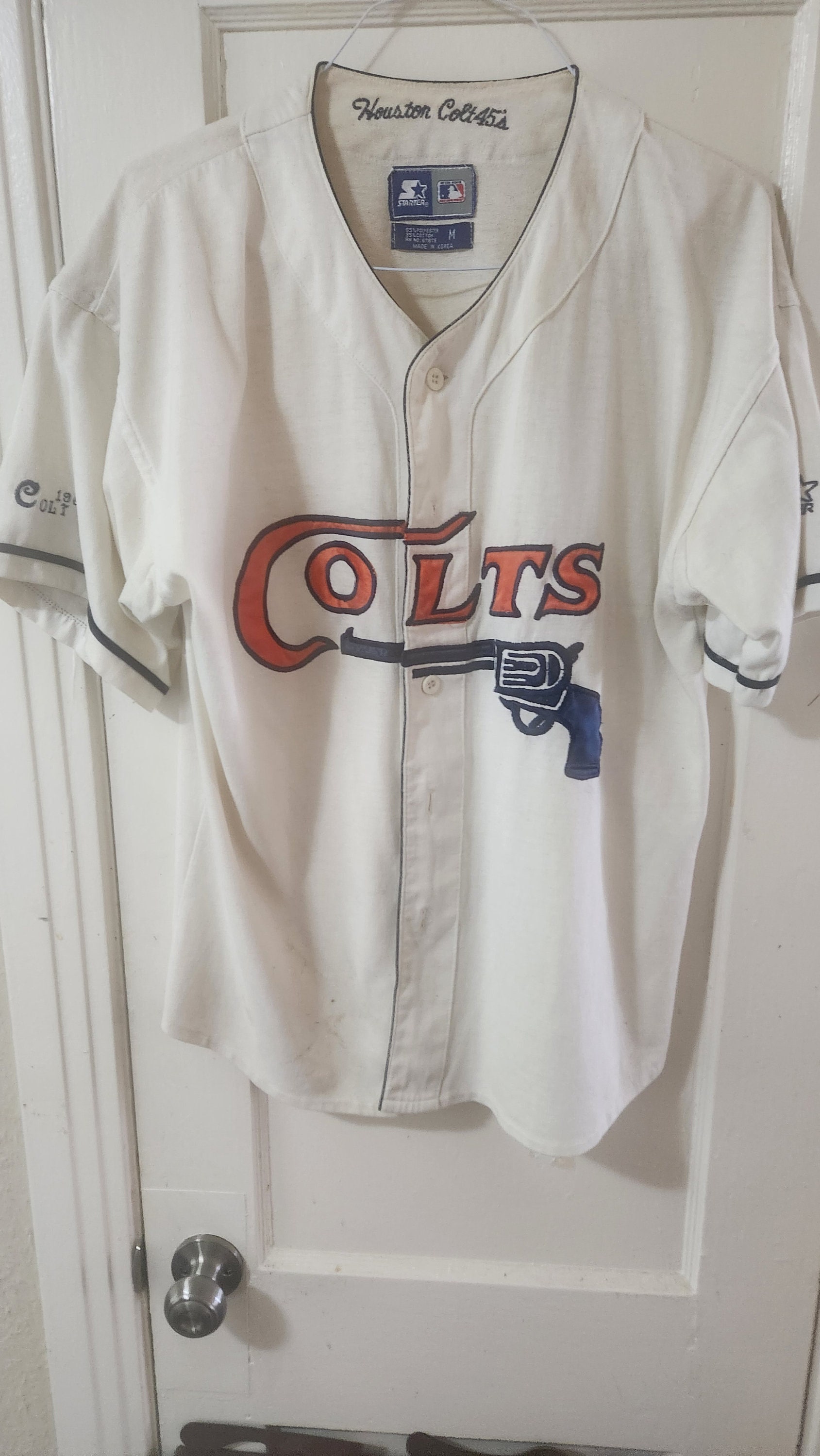 Astros to keep pistol on Colt .45s jersey