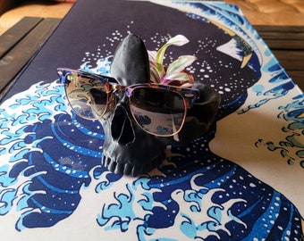 Chic Gothic Skull Sunglasses Stand – Multipurpose Elegance for the Darkly Inclined