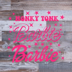 Może przedstawiać: R&oacute;żowy tekst na drewnianym tle, kt&oacute;ry brzmi "Honky Tonk Barbie" z r&oacute;żowymi gwiazdami otaczającymi tekst.