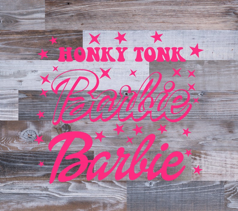 Może przedstawiać: R&oacute;żowy tekst na drewnianym tle, kt&oacute;ry brzmi "Honky Tonk Barbie" z r&oacute;żowymi gwiazdami otaczającymi tekst.