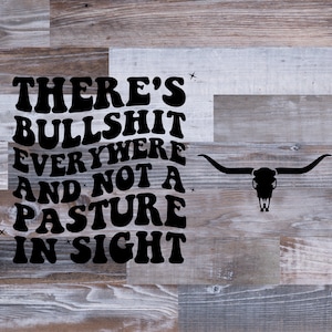 Könnte beinhalten: Schwarzweißes Grafik mit dem Text "There's Bullshit Everywhere And Not A Pasture In Sight" mit einer schwarzen Silhouette eines Longhorn-Schädels unter dem Text.