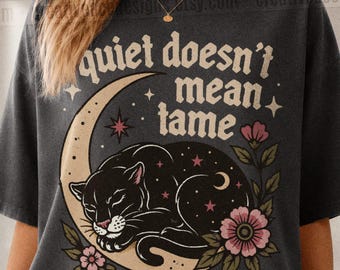 Quiet Doesn't Mean Tame Mama Cat Shirt Goth Mom Life Graphic Tee Oversized Graphic Mom T-Shirt Trendy Vintage Mama Tshirt Old English Mother