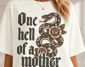 Snake Shirt Goth Mom Life Graphic Tee Oversized Graphic Mom T-Shirt Trendy Vintage Mama Tshirt Old English Mother Alternative Metal Core Tee